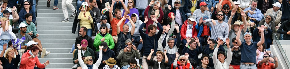 Gammastrahlenschutzmaßnahmen, die von der Crew an einem großen Veranstaltungsort durchgeführt werden, während die Menge jubelt.