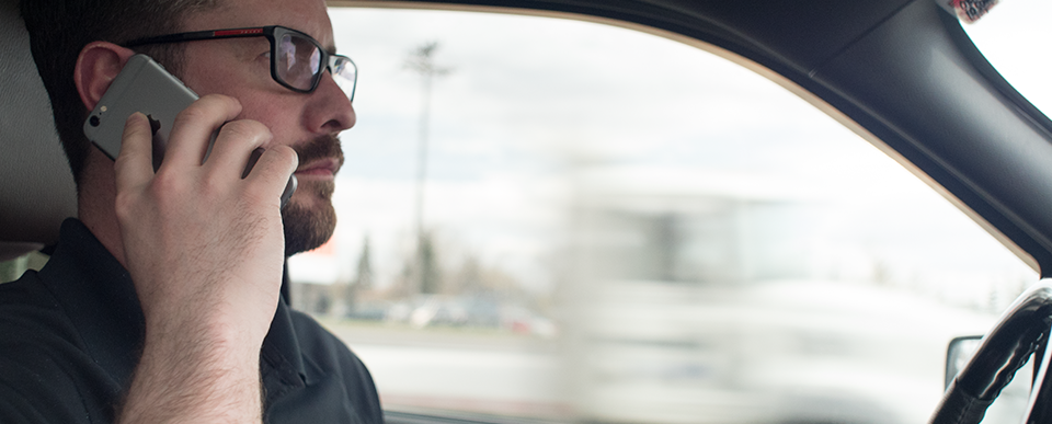 Imágenes del blog: los registros manuales de trabajadores solitarios en carretera de Blackline Safety son peligrosos.