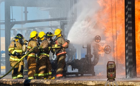Bomberos en un incendio industrial con el monitor de área G7 EXO-1