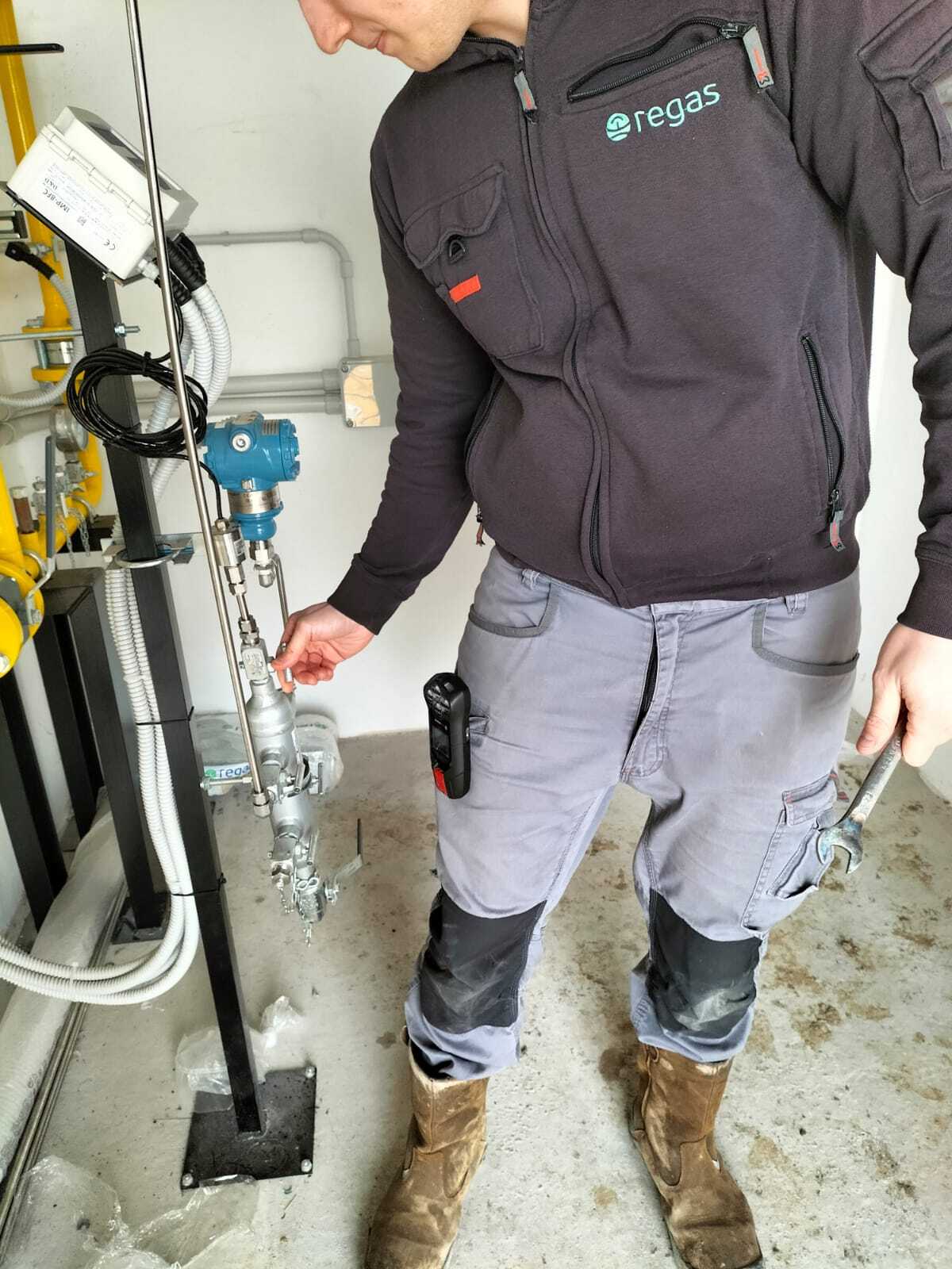 REGAS worker with Blackline Safety G7 multi-gas device