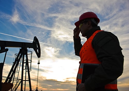 trabajador de la plataforma petrolífera detección de gases