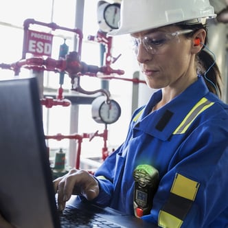 female G7 gas detector worker