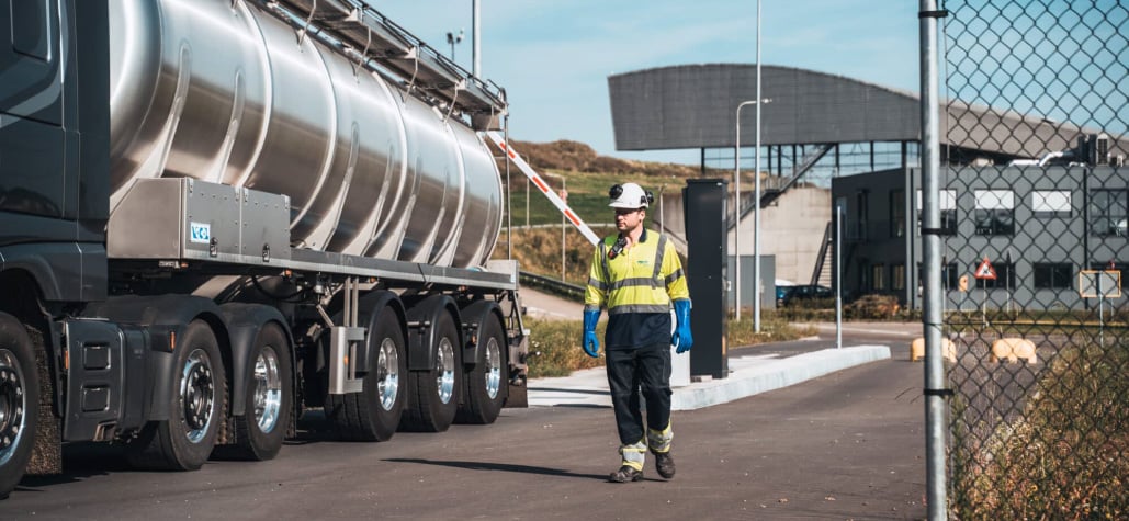 Worker wearing a Blackline gas detector on a work site.