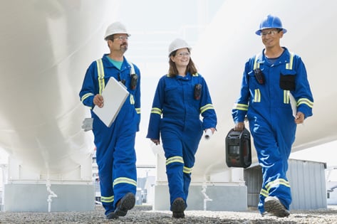 lavoratori del settore petrolifero e del gas con rilevatori di gas
