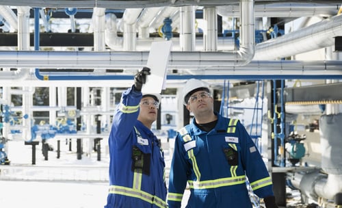 Trabajadores de refinerías con un solo detector de gas