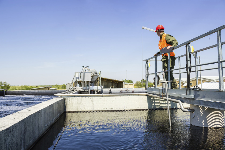 Mann überwacht das Filtern von Wasser in der Fabrik.