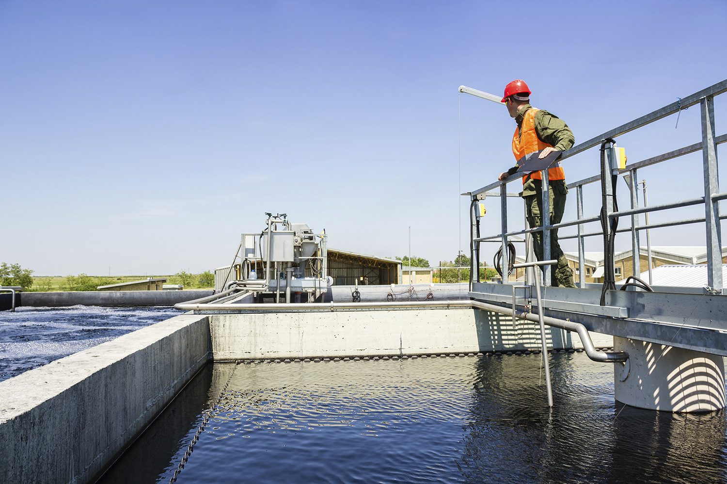 Man monitor filtert water in fabriek.