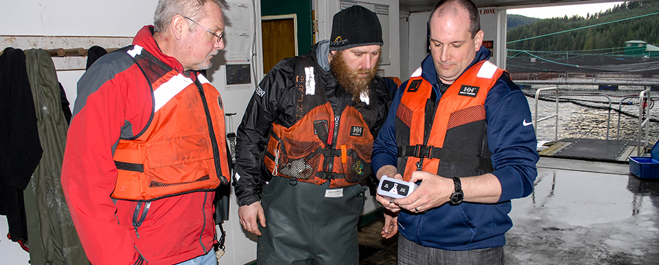 Blackline Safety forme le personnel de Cermaq sur place à l'utilisation du dispositif Loner Bridge