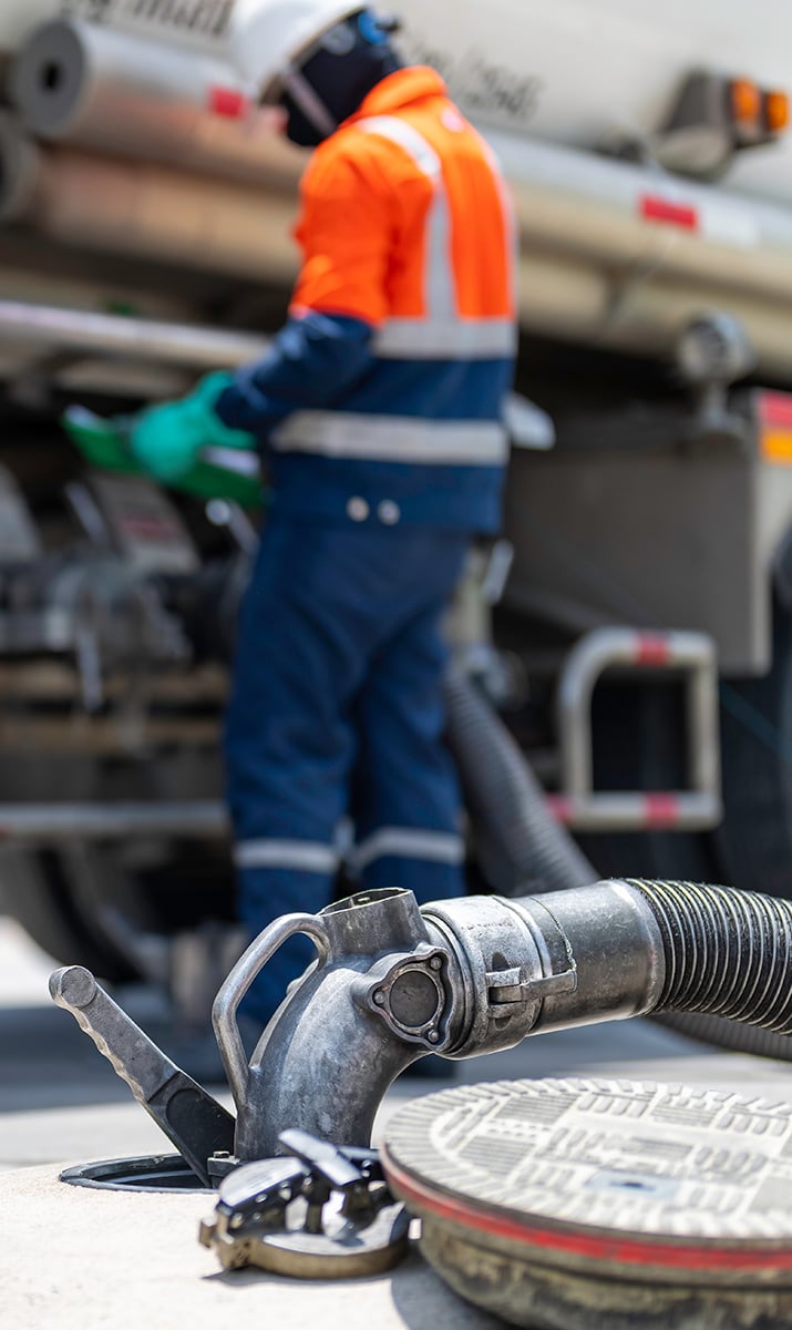 transporte-fueltruck-delivering-gasoline