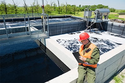 lavoratore-acque-reflue-rilevamento-gas-SS-19722331-400pxW