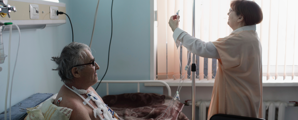 Immagini del blog: infermiera e paziente anziano