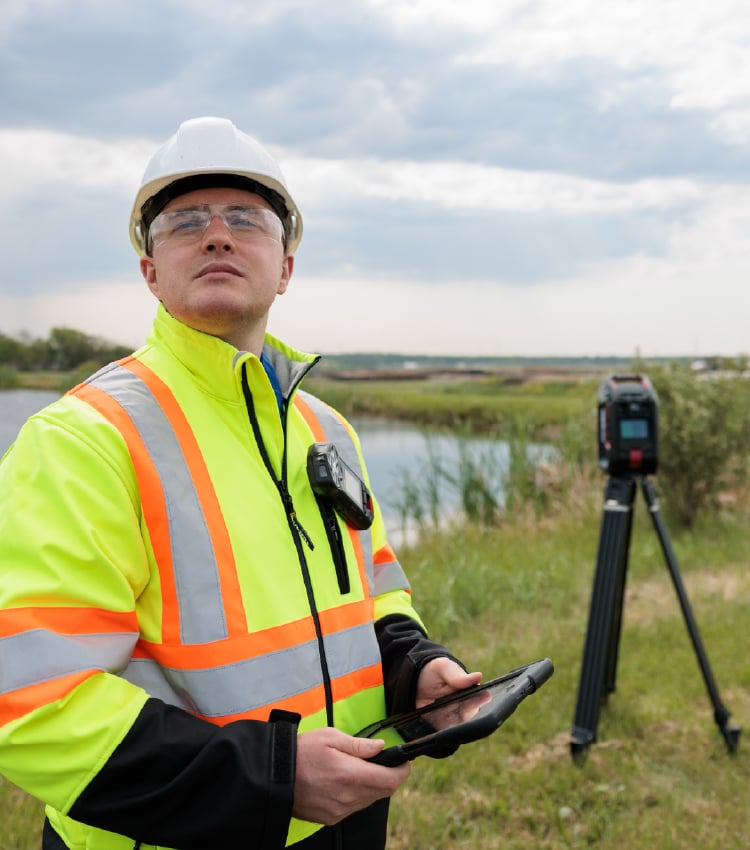 Three ways to communicate with G8 Lone Worker—Emergency voice, push-to-talk, and text messaging